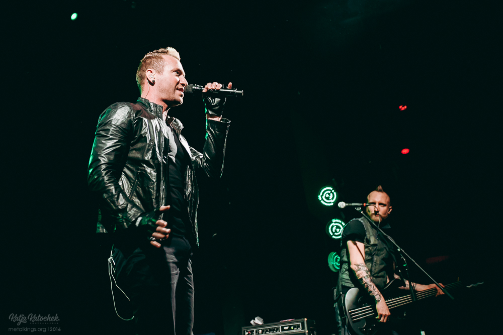 32 - THOUSAND FOOT KRUTCH