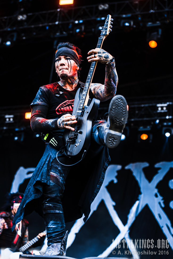 4 - Sixx:A.M.