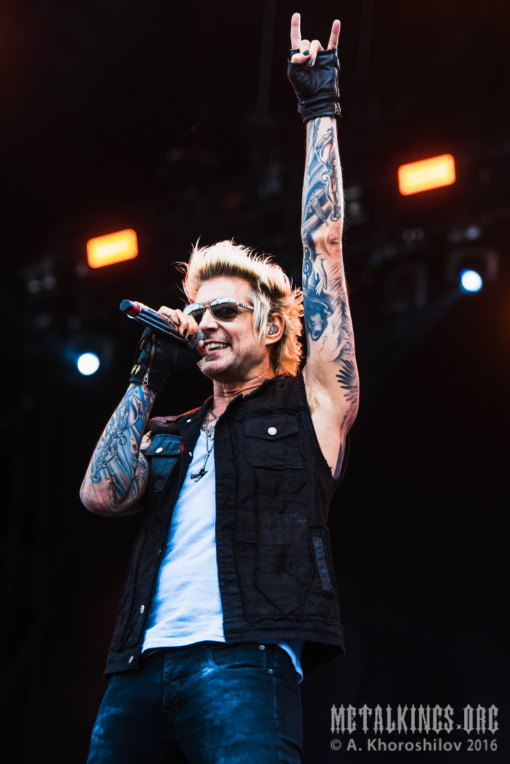 12 - Sixx:A.M.