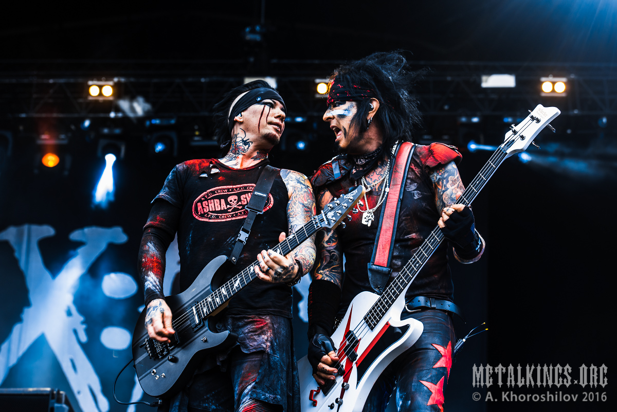 18 - Sixx:A.M.