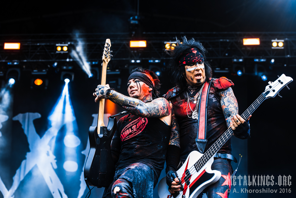 22 - Sixx:A.M.