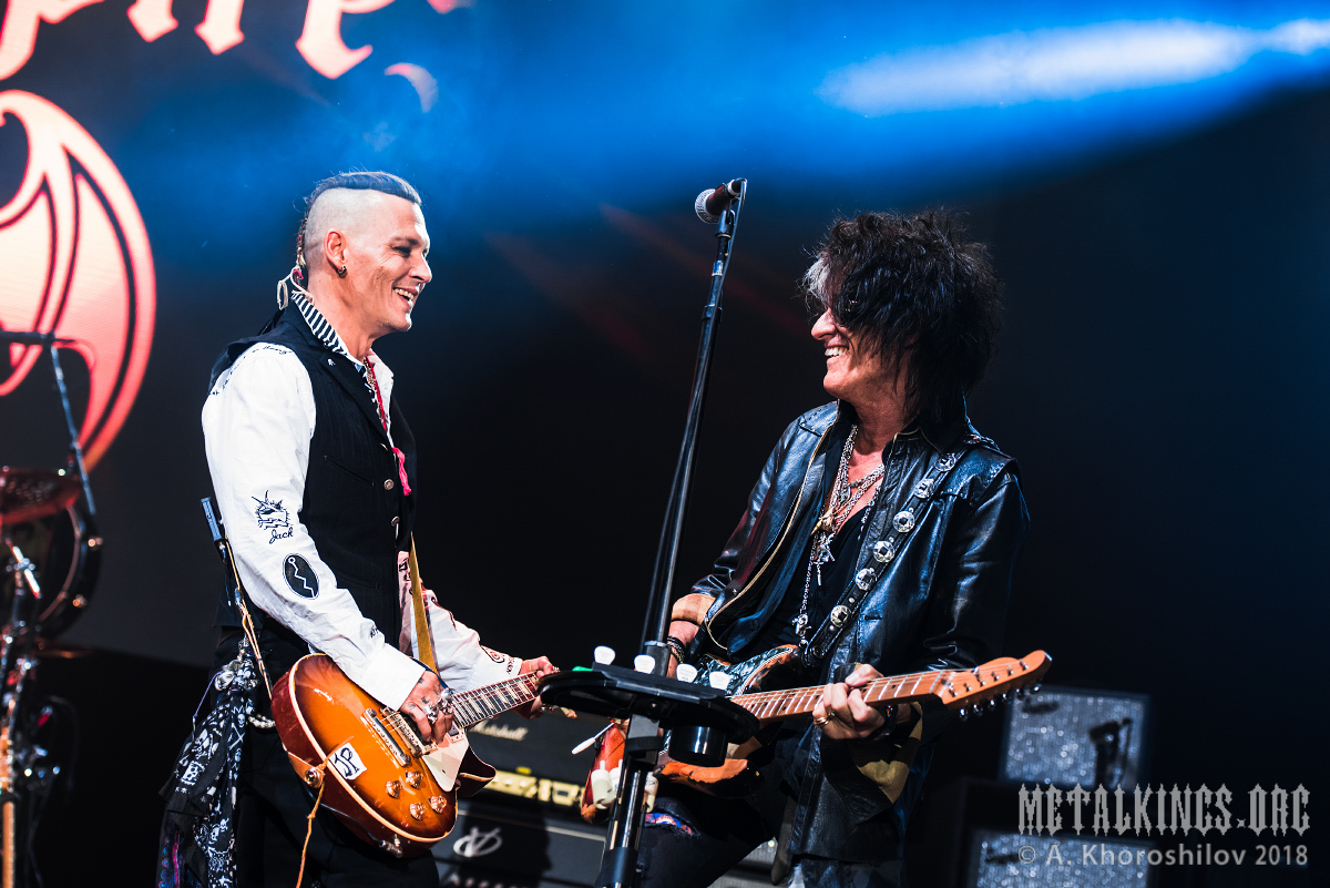 56 - Hollywood Vampires